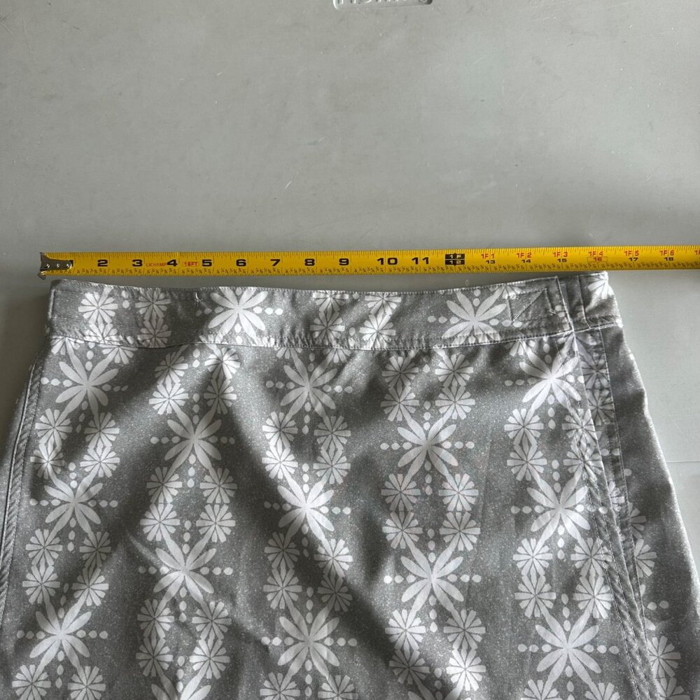 RipSkirt Hawaii Grey White Floral Wrap Stretch Quick Dry Skirt Womens sz Medium - Picture 7 of 8